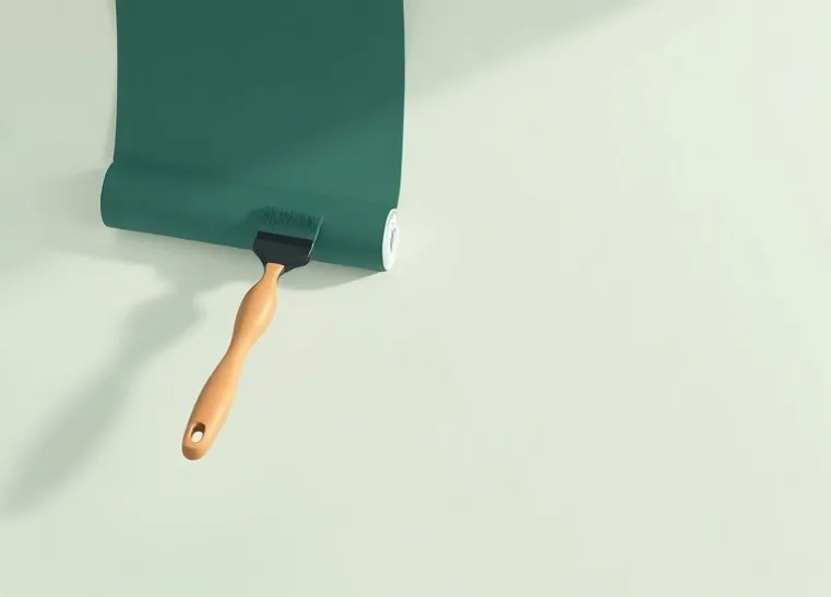 Pose de papier peint, rouleau et brosse à maroufler